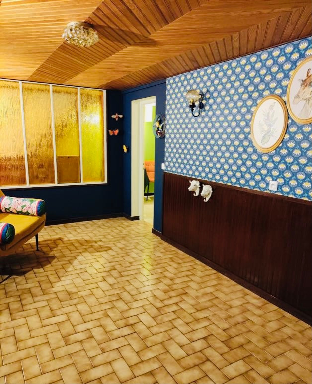 Пример оригинального дизайна: нейтральная детская среднего размера в стиле ретро с спальным местом, синими стенами, полом из керамической плитки, коричневым полом, потолком из вагонки и обоями на стенах