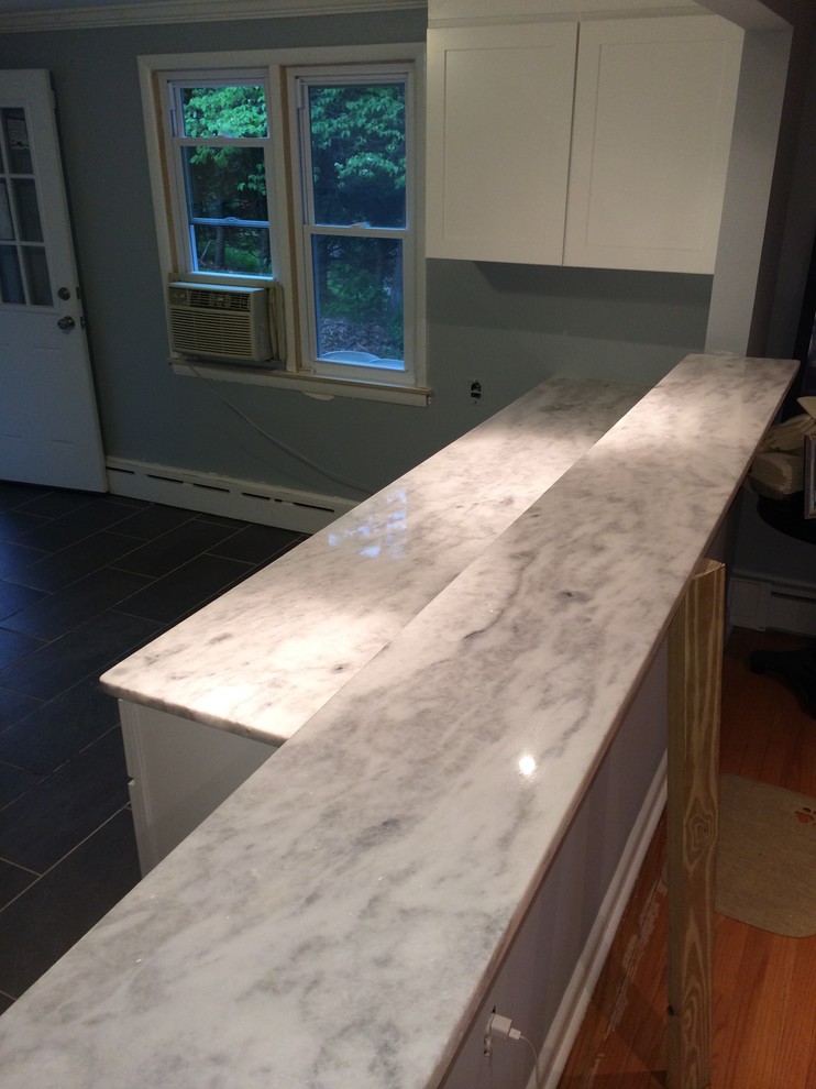 Design ideas for a modern eat-in kitchen in New York with quartzite benchtops.