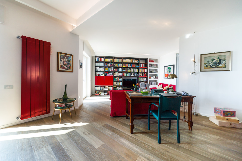 Idee per un soggiorno minimal di medie dimensioni e aperto con libreria, pareti bianche, parquet chiaro, TV a parete e con abbinamento di mobili antichi e moderni