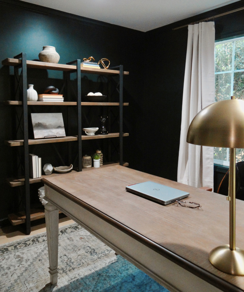 Exemple d'un bureau chic de taille moyenne avec un mur vert, un sol en vinyl et un sol beige.