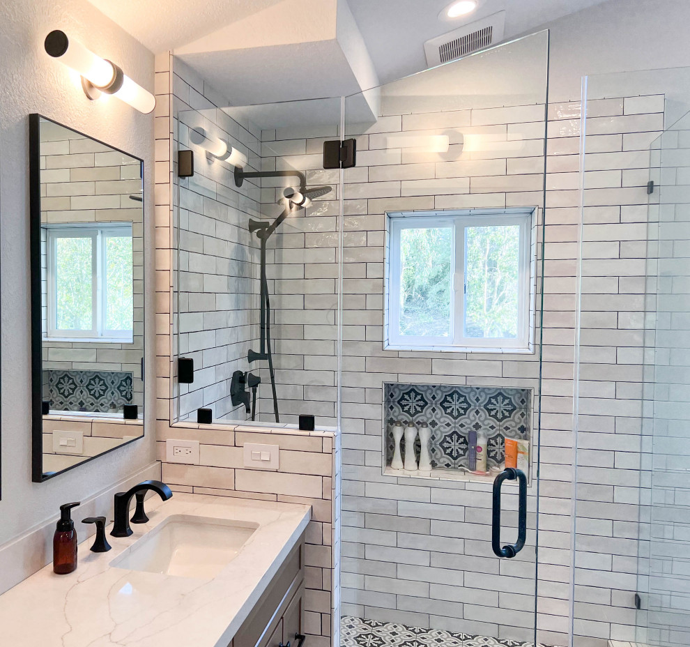 Foto på ett stort medelhavsstil vit badrum, med skåp i shakerstil, skåp i mellenmörkt trä, en hörndusch, vit kakel, keramikplattor, bänkskiva i kvarts och dusch med gångjärnsdörr