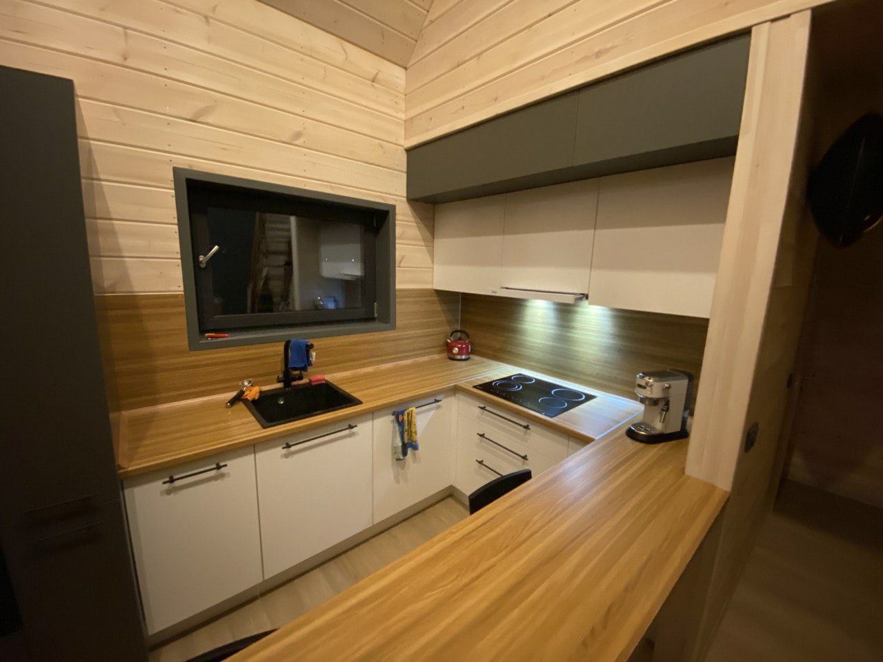 Встроенная матовая кухня в частном доме