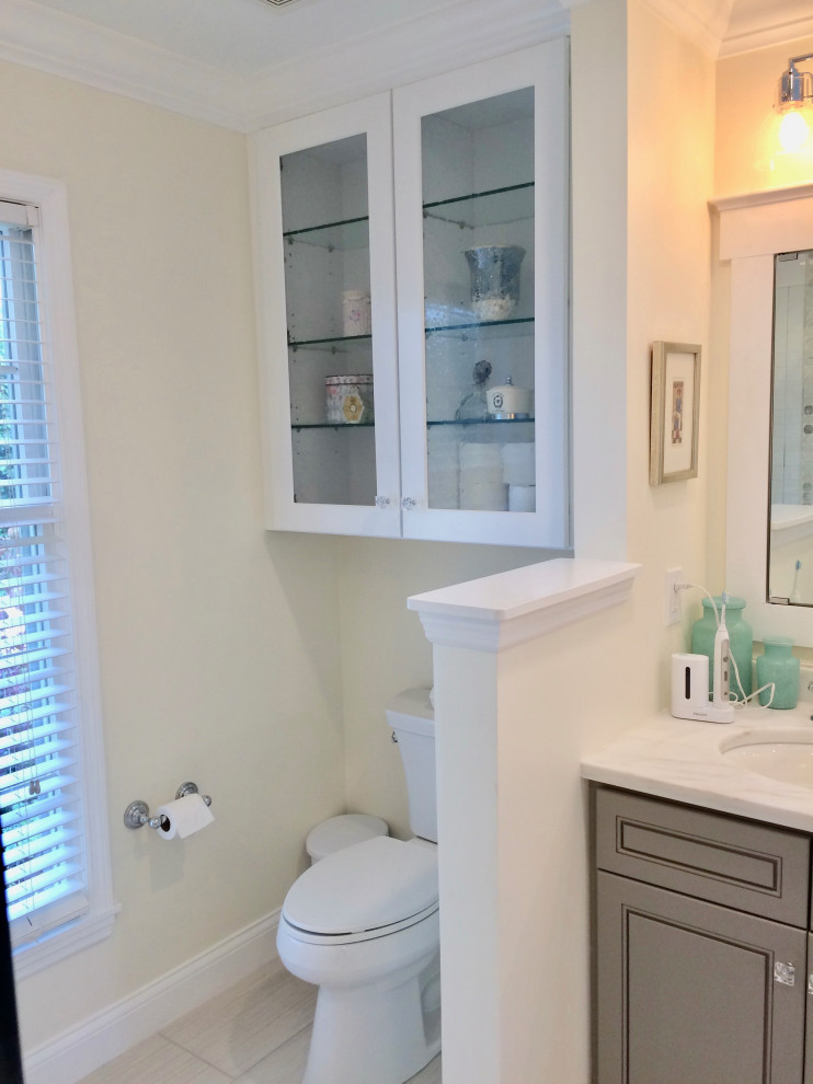 Пример оригинального дизайна: главная ванная комната среднего размера в морском стиле с фасадами с декоративным кантом, серыми фасадами, отдельно стоящей ванной, открытым душем, раздельным унитазом, белой плиткой, плиткой кабанчик, белыми стенами, полом из керамогранита, врезной раковиной, мраморной столешницей, серым полом, душем с распашными дверями, белой столешницей, тумбой под две раковины и встроенной тумбой