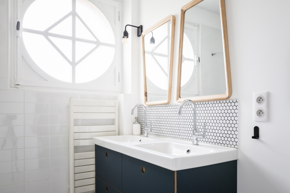 На фото: ванная комната в современном стиле с плоскими фасадами, черными фасадами, белой плиткой, плиткой мозаикой, консольной раковиной и тумбой под две раковины