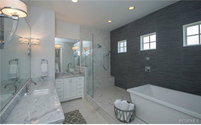 Idéer för medelhavsstil en-suite badrum, med ett fristående badkar, en öppen dusch och marmorgolv