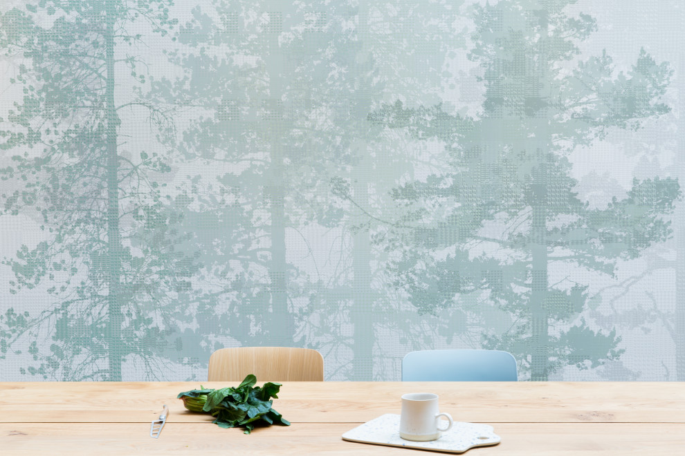 Geräumige Skandinavische Wohnküche ohne Kamin mit grüner Wandfarbe, Betonboden, grauem Boden und Tapetenwänden in London