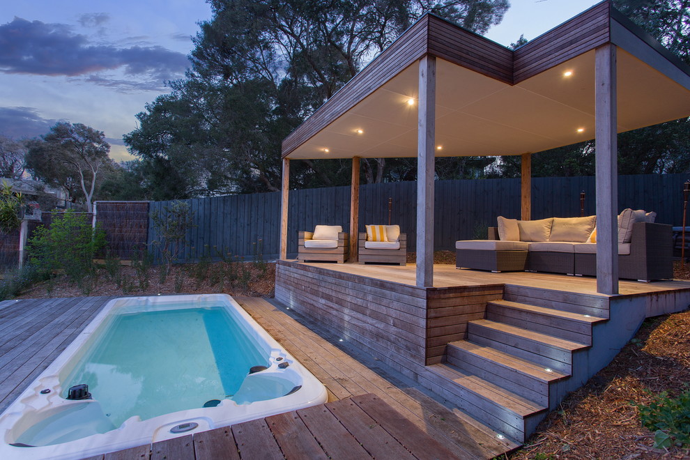 This is an example of a contemporary pool in Melbourne.