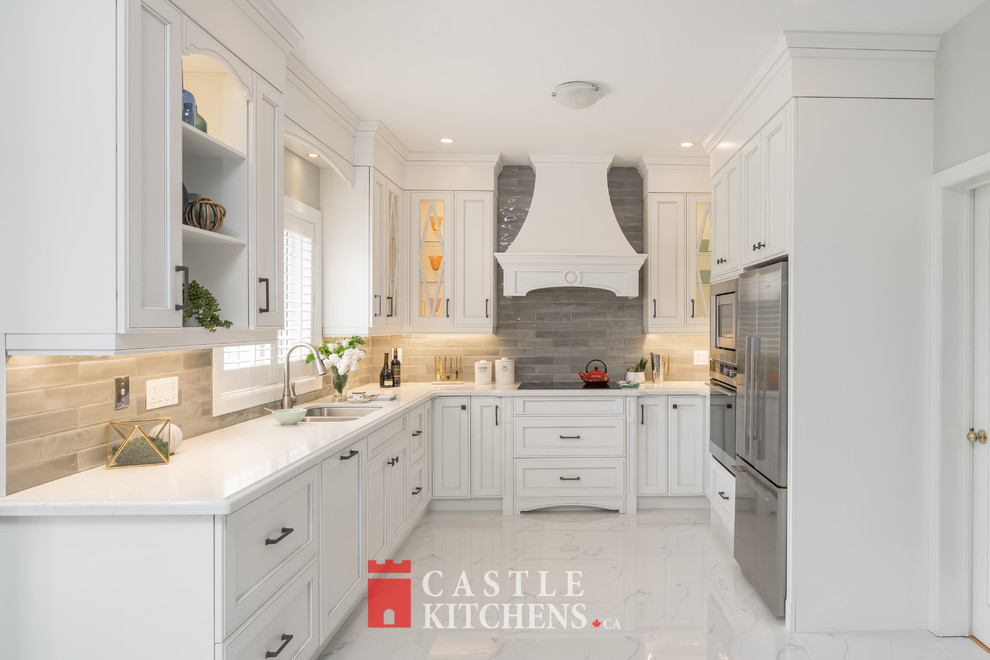 Example of a transitional home design design in Toronto