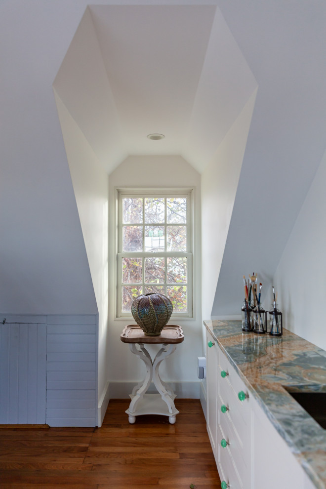 Eklektisches Hauptschlafzimmer mit weißer Wandfarbe, braunem Holzboden, Kaminumrandung aus Stein, gewölbter Decke und Holzdielenwänden in Boston