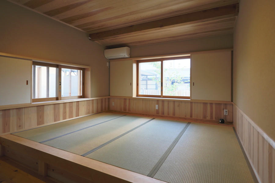Immagine di una camera matrimoniale etnica di medie dimensioni con pavimento in tatami e nessun camino