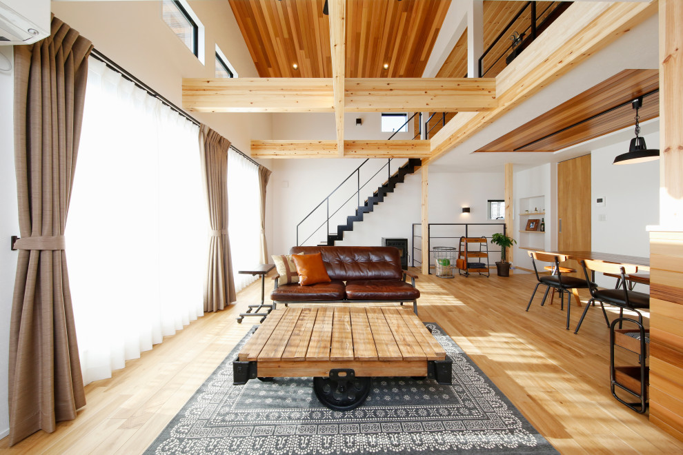 Свежая идея для дизайна: двухуровневая гостиная комната среднего размера в стиле лофт с белыми стенами, паркетным полом среднего тона, деревянным потолком и обоями на стенах - отличное фото интерьера