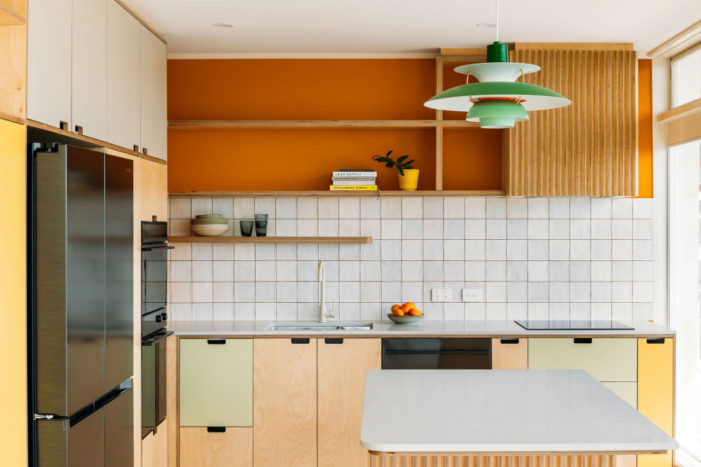 Ispirazione per una piccola cucina minimalista con pavimento in sughero