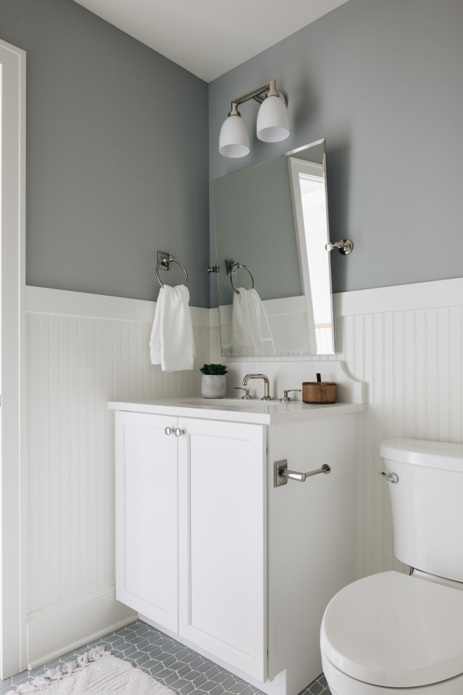 Idéer för vintage vitt badrum, med skåp i shakerstil, vita skåp, en toalettstol med separat cisternkåpa, grå väggar, ett undermonterad handfat och grått golv