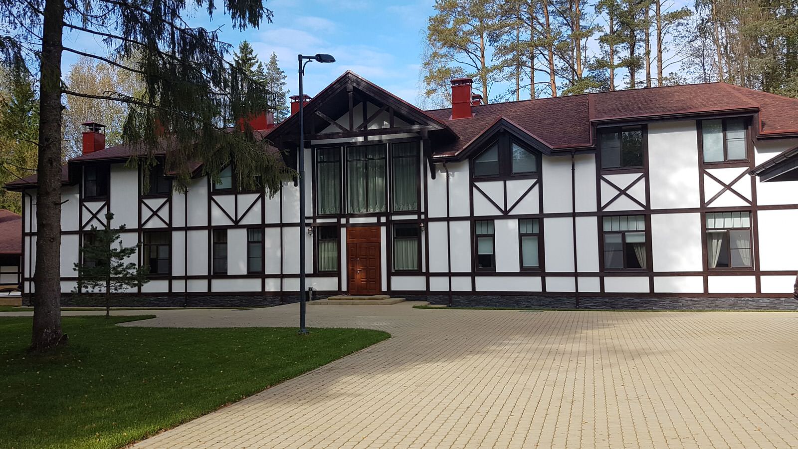 Коттедж с имитацией фахверка