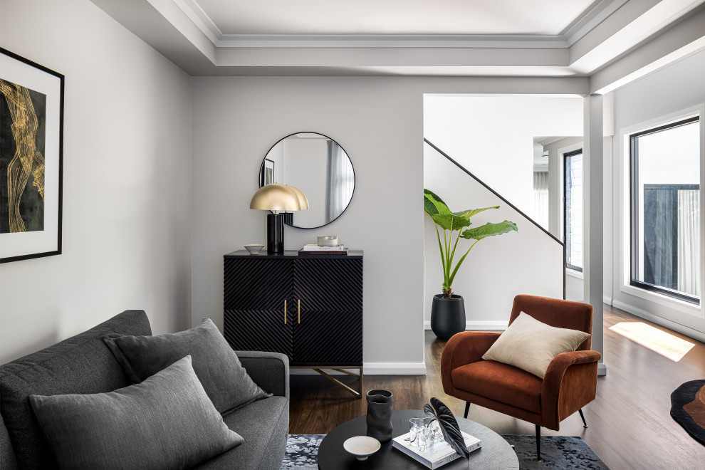 Стильный дизайн: парадная, открытая гостиная комната среднего размера в современном стиле с бежевыми стенами, темным паркетным полом и коричневым полом без камина, телевизора - последний тренд