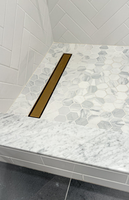 Gold linear drain mid-century-badezimmer