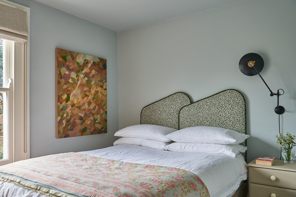На фото: гостевая спальня среднего размера, (комната для гостей) в классическом стиле с синими стенами и ковровым покрытием