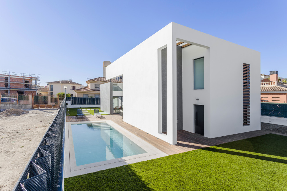 Moderne Terrasse im Erdgeschoss mit Sichtschutz und Glasgeländer in Sevilla
