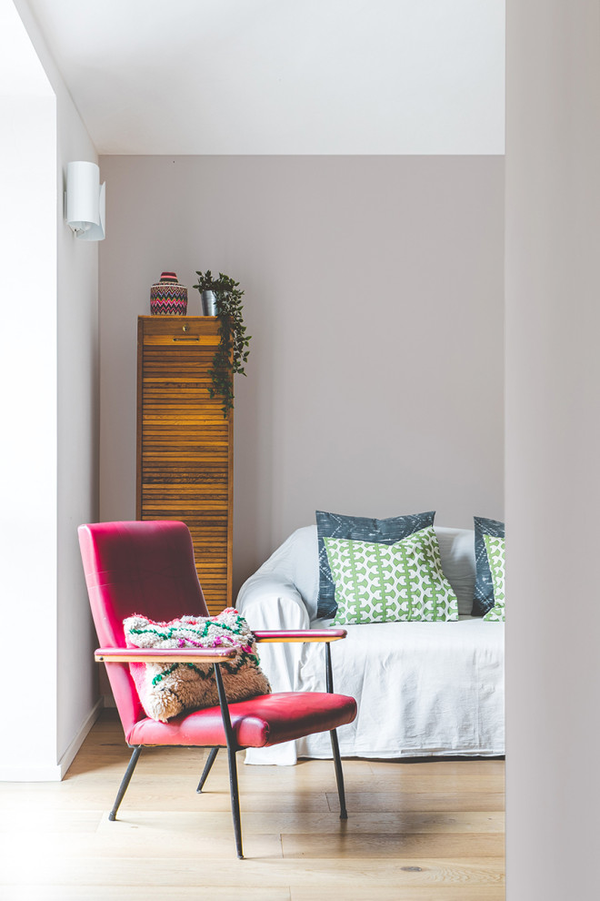 Diseño de sala de estar cerrada vintage de tamaño medio con paredes blancas y suelo de madera clara