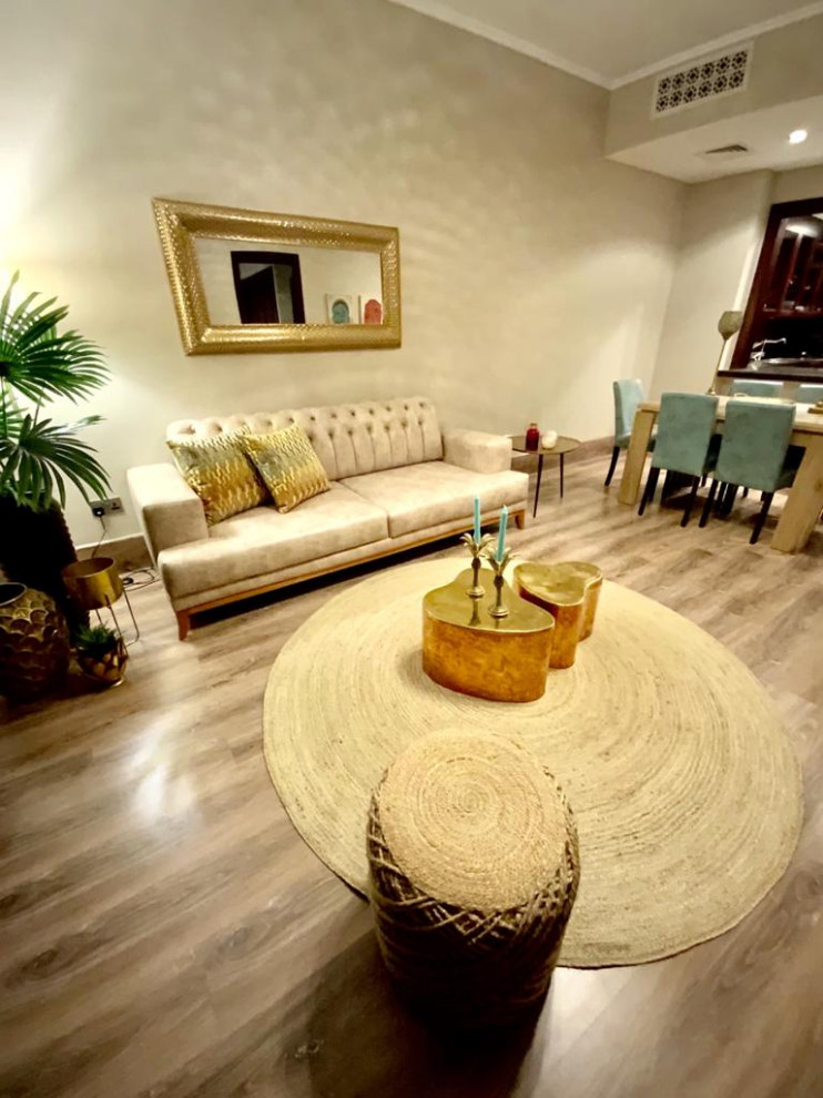 Immagine di un soggiorno rustico aperto con pareti beige, pavimento in laminato, parete attrezzata, pavimento marrone e carta da parati