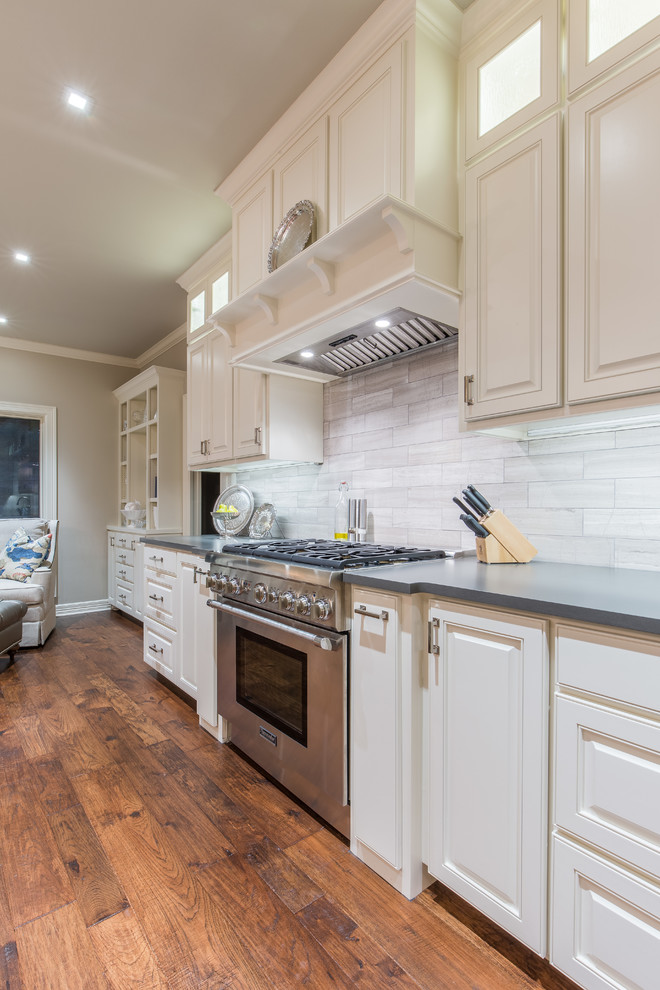 Transitional kitchen photo in Austin
