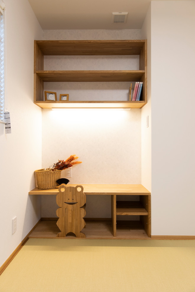 Mittelgroßes Arbeitszimmer mit weißer Wandfarbe, Tatami-Boden, Einbau-Schreibtisch, Tapetendecke und Tapetenwänden in Sonstige
