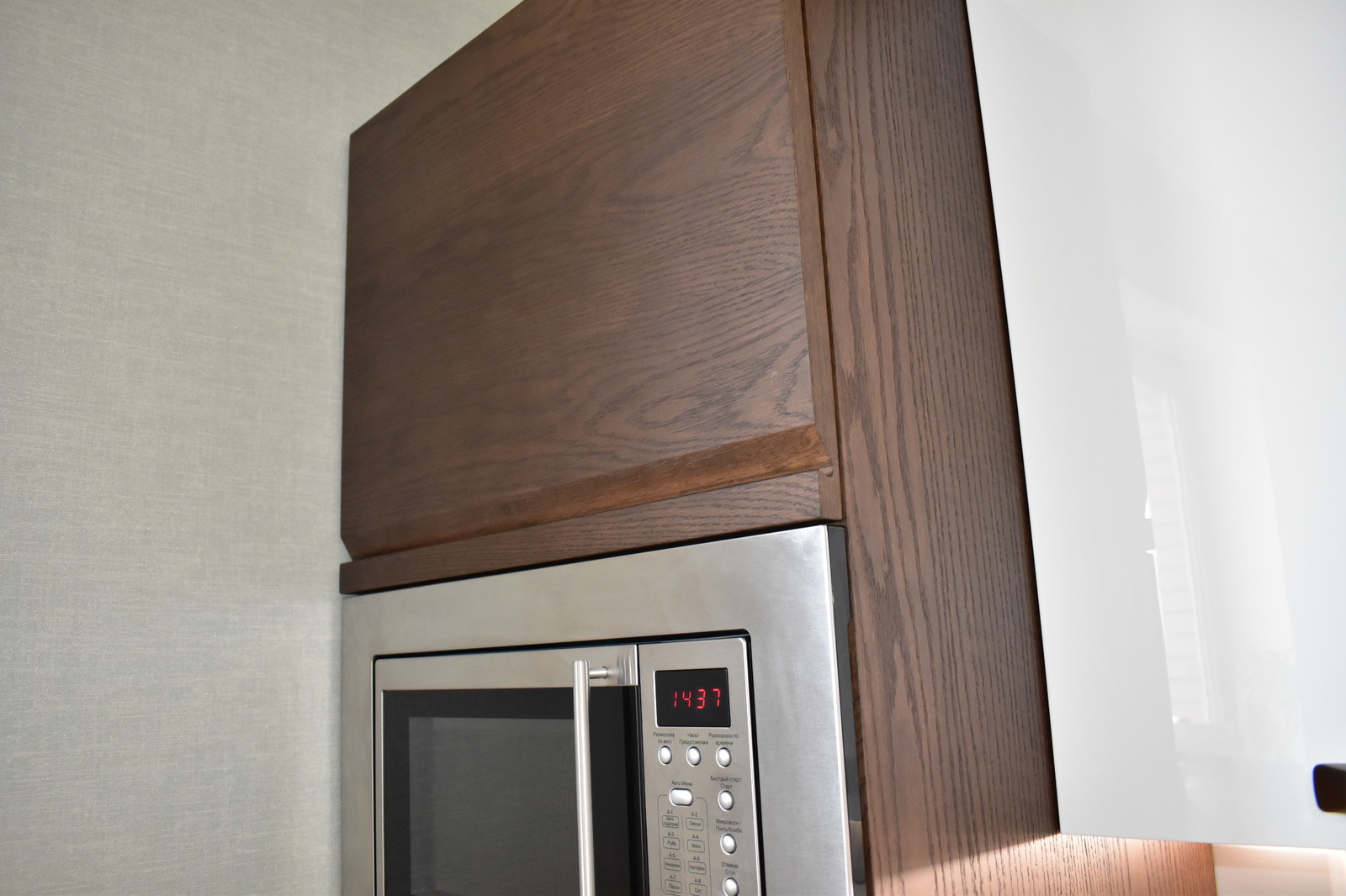 Кухня Пиано с интегрированной ручкой в фасад. Материал шпонированный МДФ