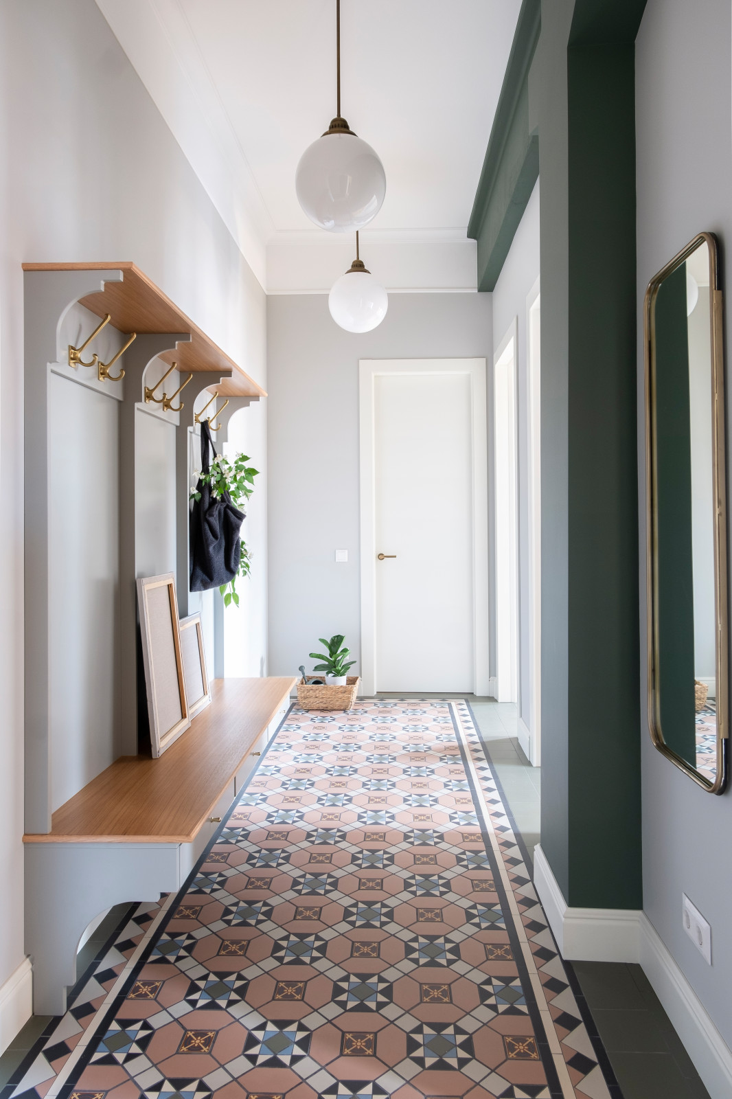 Коридор с ковром из метлахской плитки