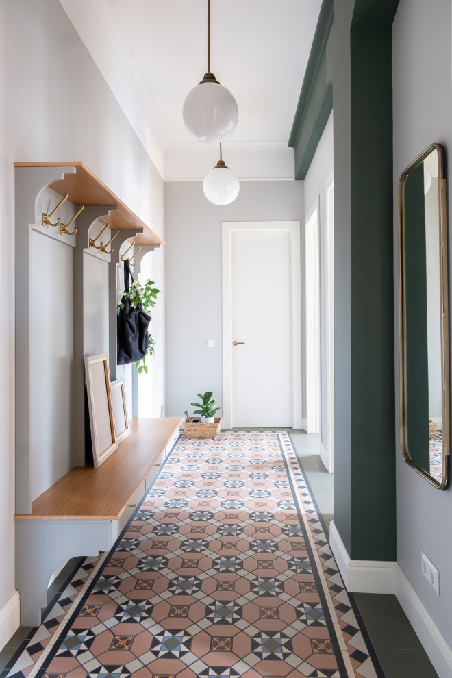 Коридор с ковром из метлахской плитки