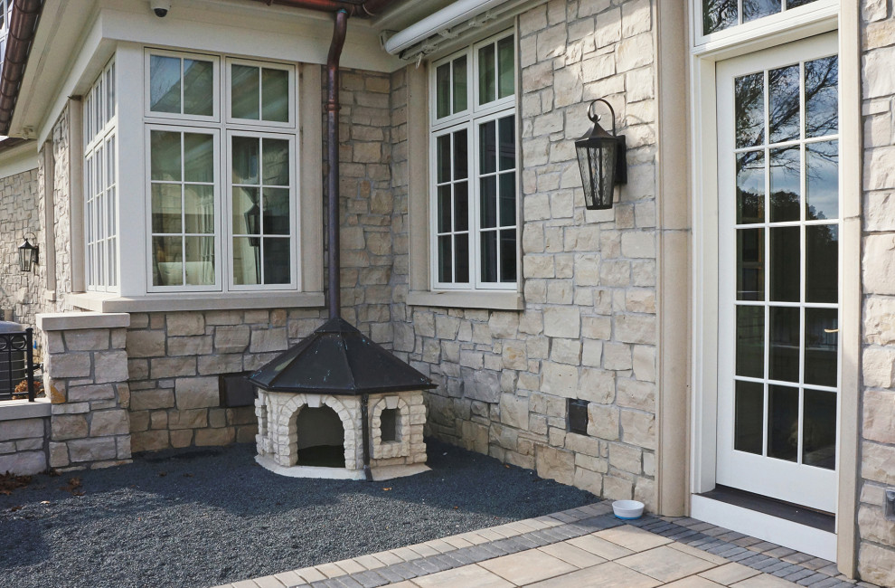 Modelo de patio en patio trasero y anexo de casas con adoquines de piedra natural