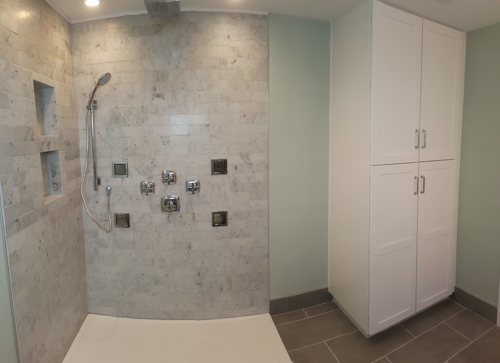 Example of a mid-sized transitional master gray tile and marble tile porcelain tile home design design in Miami with shaker cabinets, white cabinets, a two-piece toilet, green walls, an undermount sink and quartz countertops