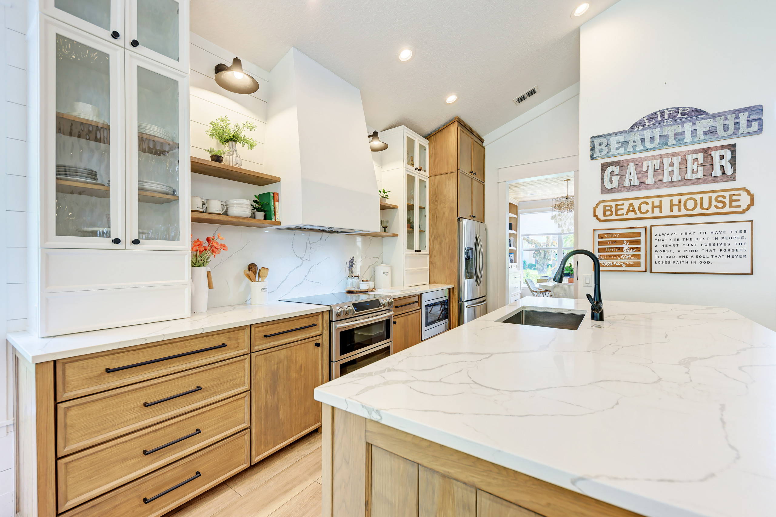 Example of a country home design design in Tampa