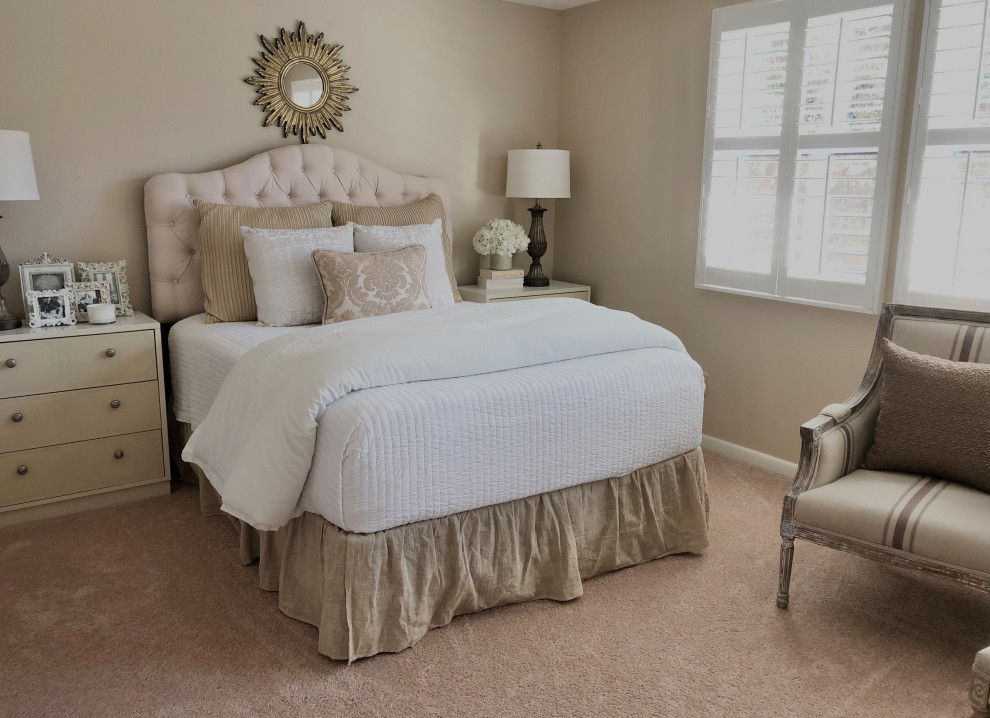 Exemple d'une petite chambre beige et blanche chic avec un mur beige, aucune cheminée et un sol beige.