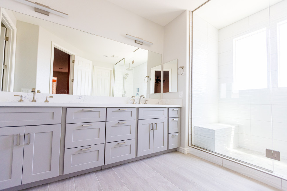 Inredning av ett klassiskt stort vit vitt en-suite badrum, med skåp i shakerstil, grå skåp, en dubbeldusch, vit kakel, cementkakel, vita väggar, ett undermonterad handfat, bänkskiva i kvartsit, grått golv och dusch med gångjärnsdörr