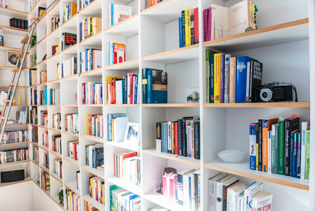 B&uuml;cherregal contemporary-vardagsrum