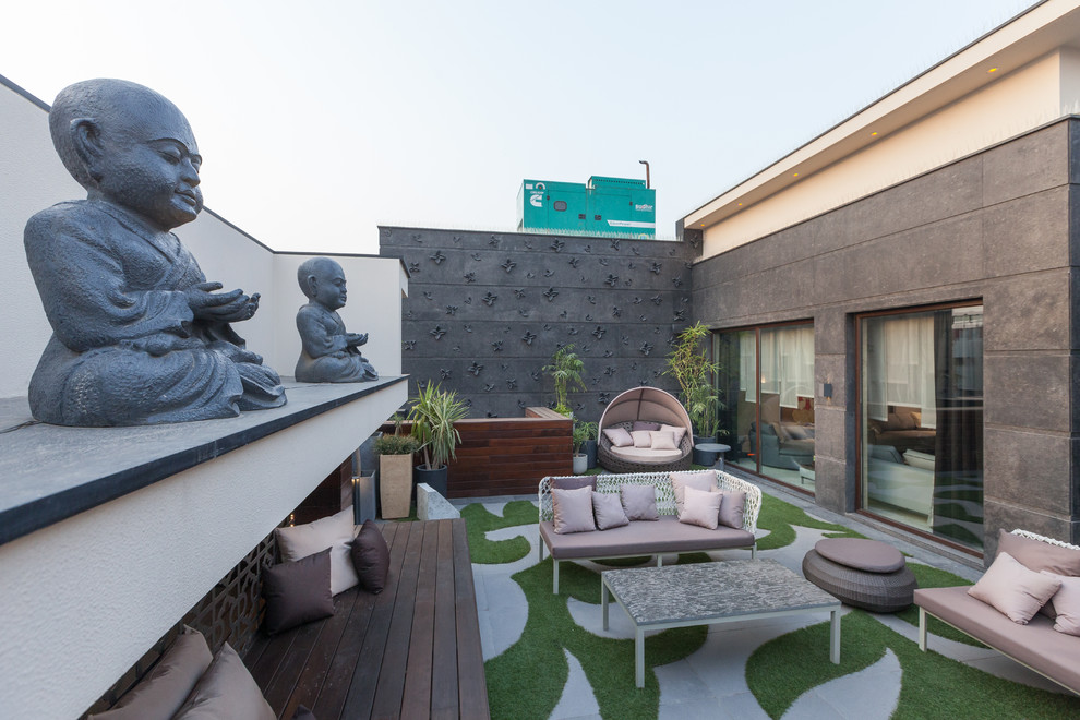 Photo of a contemporary deck in Delhi.