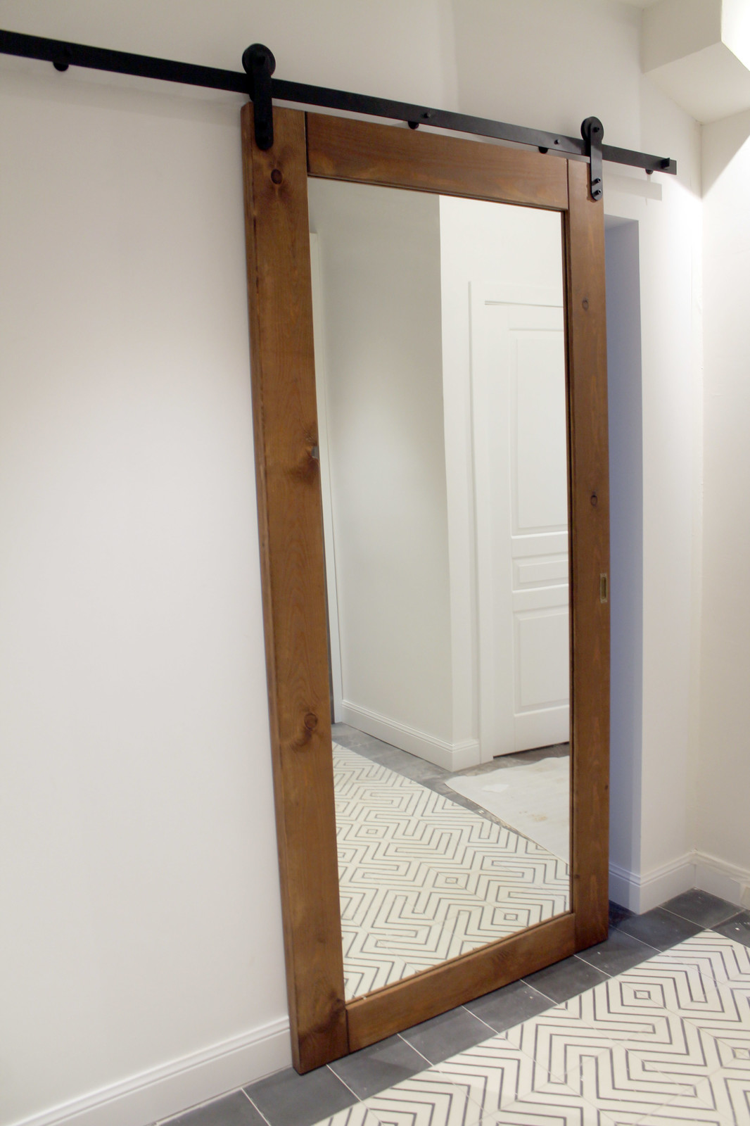 Амбарная дверь с зеркалом