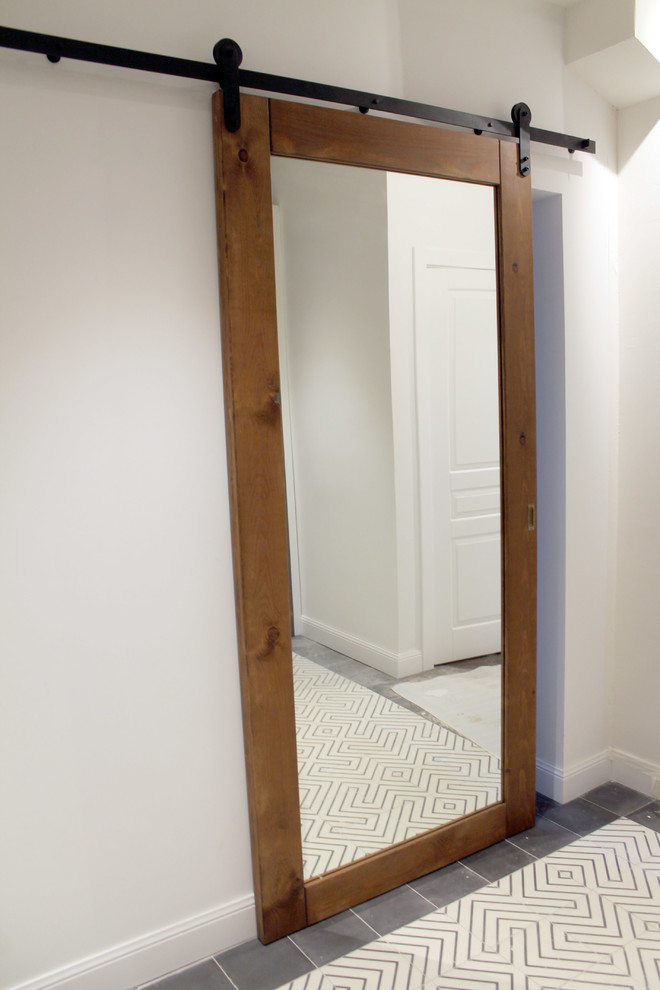 Амбарная дверь с зеркалом