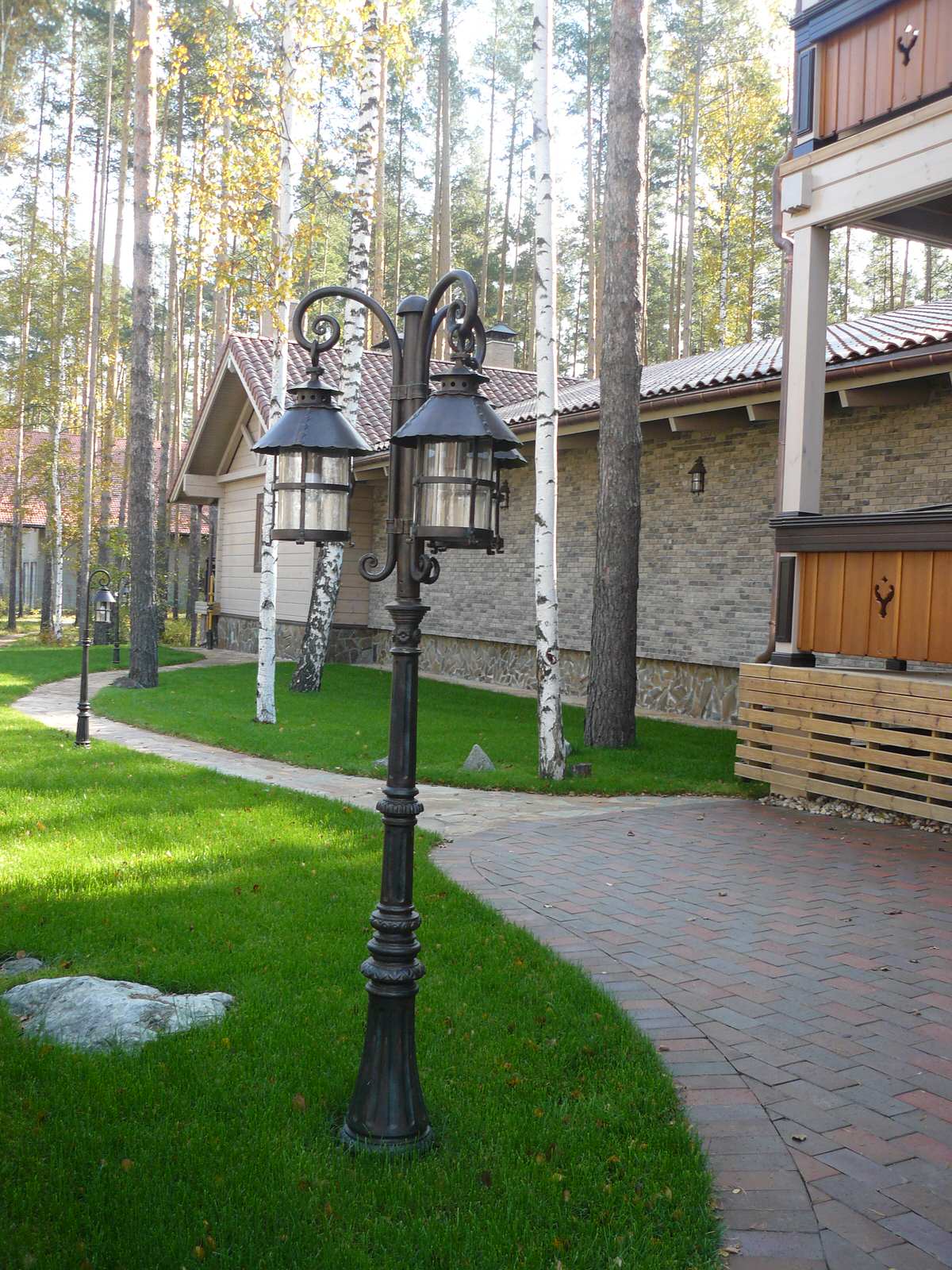 Дорожка вдоль дома из златолита