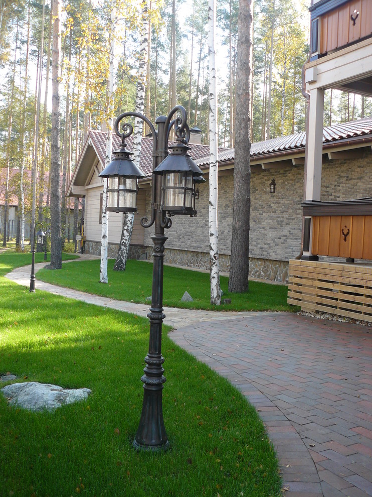 Дорожка вдоль дома из златолита