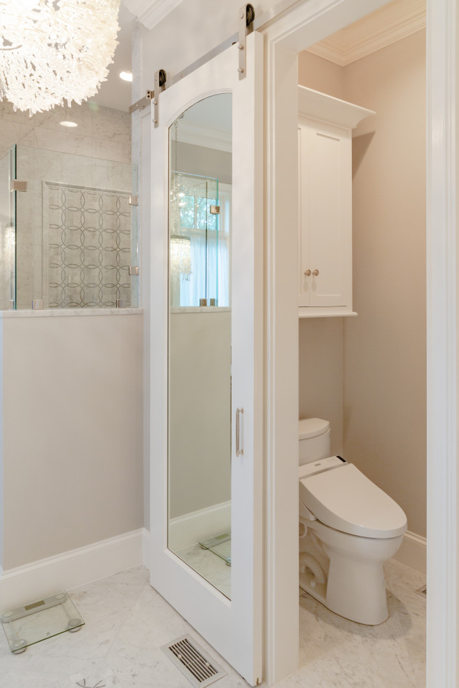 Источник вдохновения для домашнего уюта: большая главная ванная комната в классическом стиле с фасадами с декоративным кантом, белыми фасадами, отдельно стоящей ванной, двойным душем, биде, серой плиткой, мраморной плиткой, серыми стенами, мраморным полом, врезной раковиной, столешницей из искусственного кварца, серым полом, душем с распашными дверями, белой столешницей, сиденьем для душа, тумбой под две раковины и встроенной тумбой