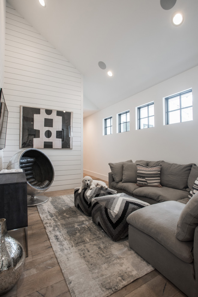 Kleines Country Wohnzimmer im Loft-Stil mit weißer Wandfarbe, braunem Holzboden, TV-Wand, grauem Boden und Holzdielenwänden in Denver