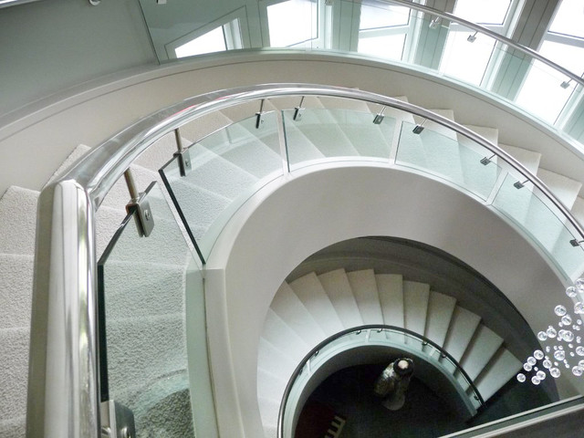 Curved Staircase contemporain-escalier