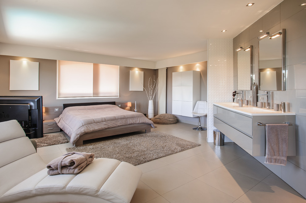 Large contemporary master bedroom in Lyon with beige walls, ceramic floors and no fireplace.