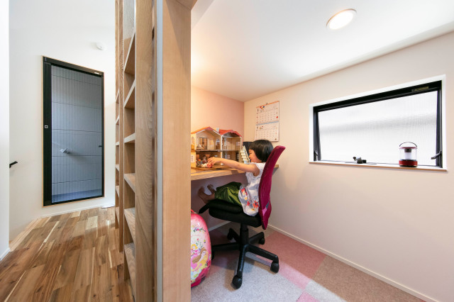 ２世帯を可能にした、短辺方向のスキップフロア住宅 chambre-d-enfant