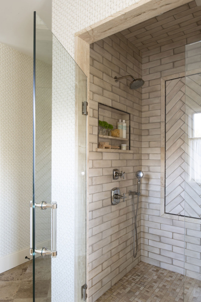 Imagen de cuarto de baño principal clásico con ducha con puerta con bisagras