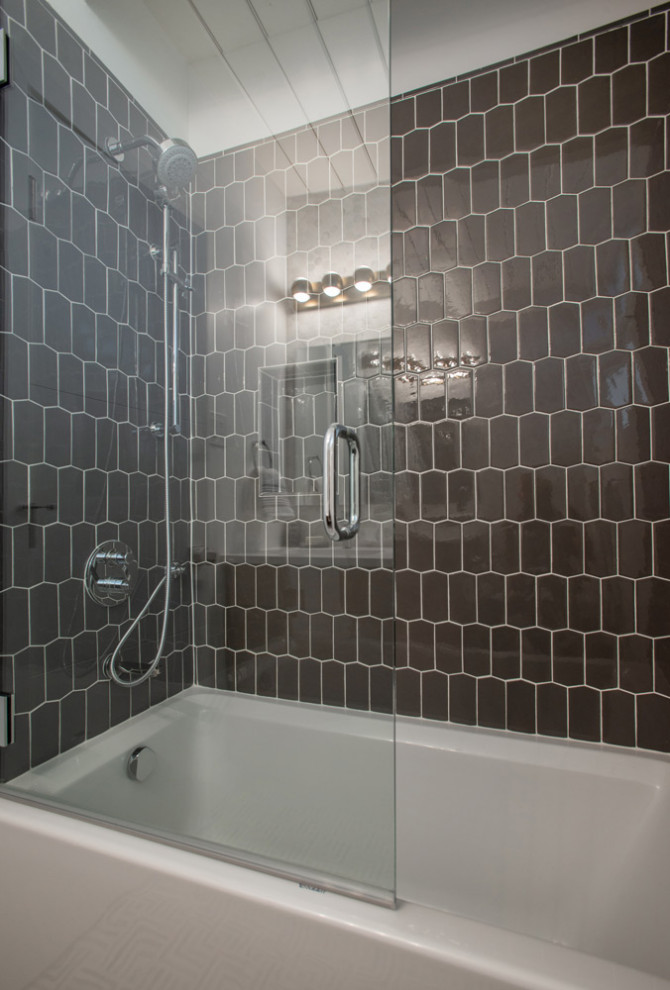 Стильный дизайн: ванная комната среднего размера в современном стиле с врезной раковиной, столешницей из искусственного кварца, белой столешницей и встроенной тумбой - последний тренд