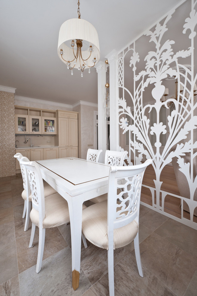 Réalisation d'une salle à manger ouverte sur le salon tradition de taille moyenne avec un mur beige, un sol en carrelage de porcelaine et un sol beige.