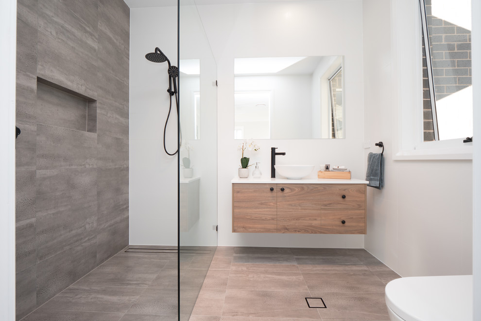 Design ideas for a mid-sized contemporary bathroom in Sydney.
