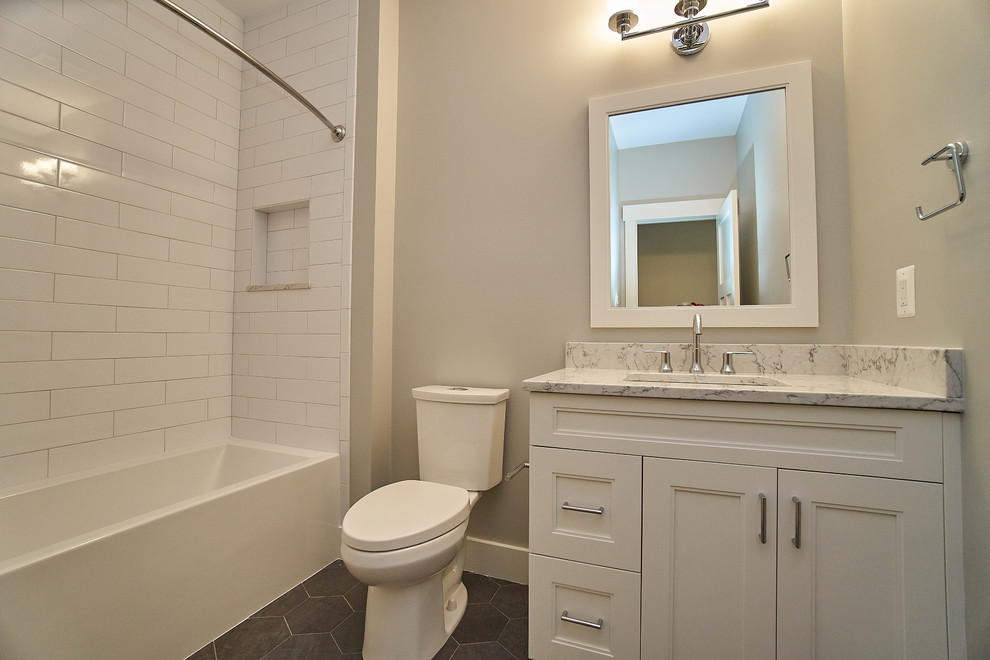 Источник вдохновения для домашнего уюта: большая детская ванная комната в стиле неоклассика (современная классика) с фасадами в стиле шейкер, белыми фасадами, душем в нише, раздельным унитазом, белой плиткой, керамической плиткой, серыми стенами, полом из керамогранита, врезной раковиной, столешницей из искусственного кварца, серым полом, шторкой для ванной, разноцветной столешницей и ванной в нише